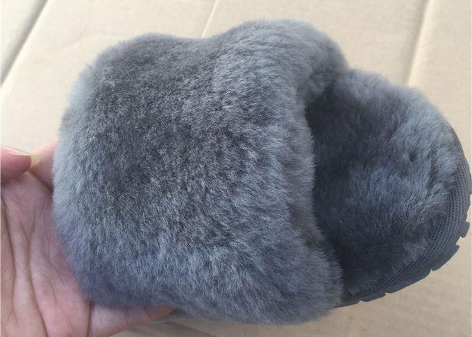 Les pantoufles grises de laine de moutons de laine épaisse ouvrent la fourrure chaude d'orteil pour l'hiver d'intérieur